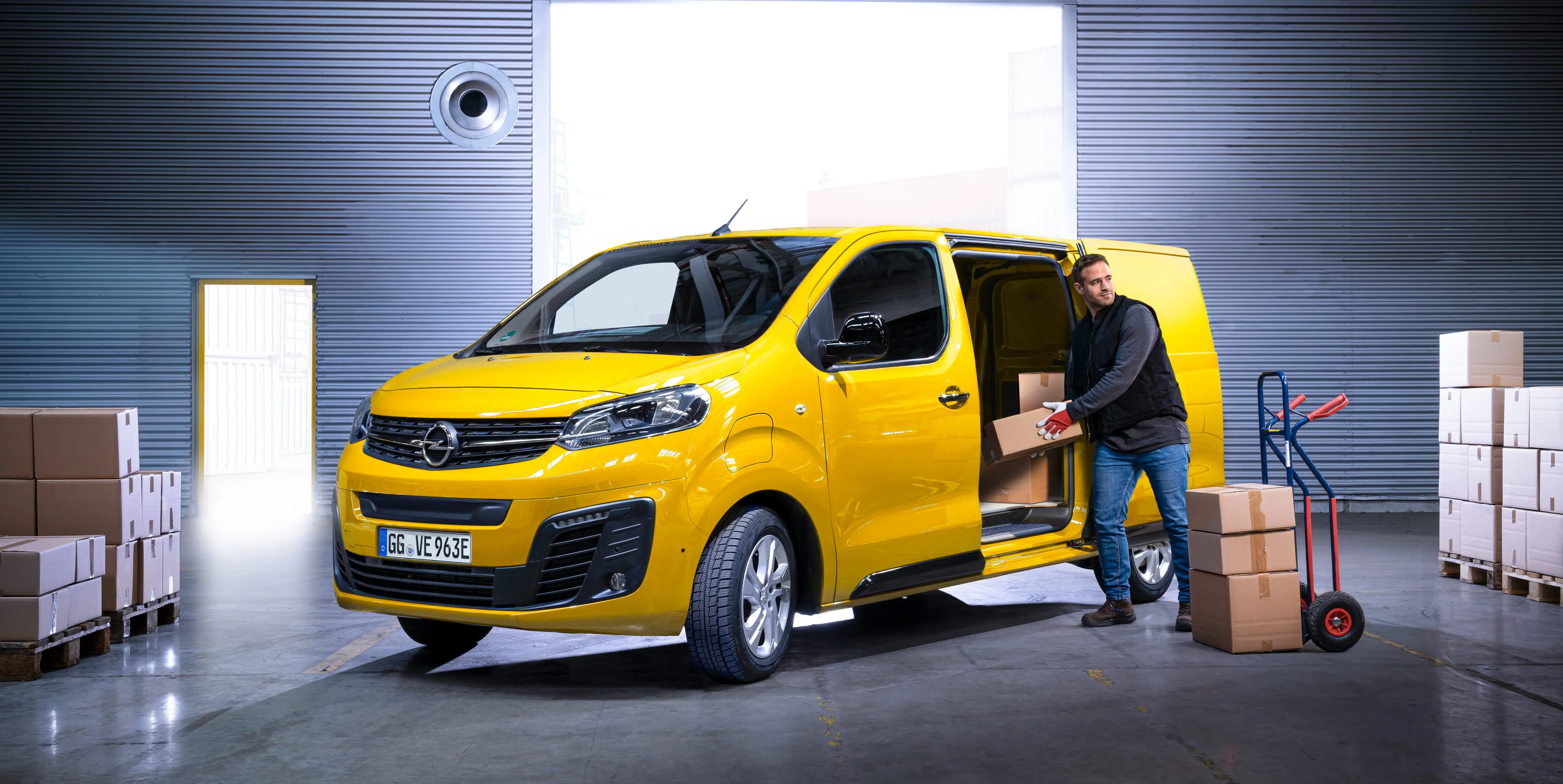 Opel Vivaro medium cargo van