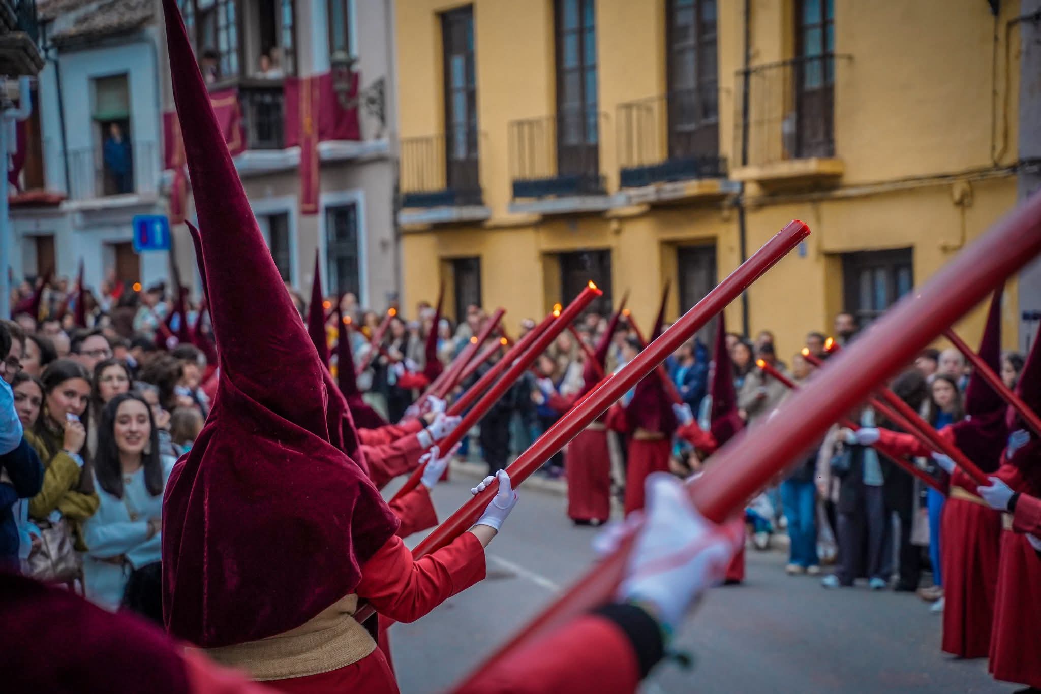 Vista del centro histórico de Ronda con procesión de Semana Santa al atardecer