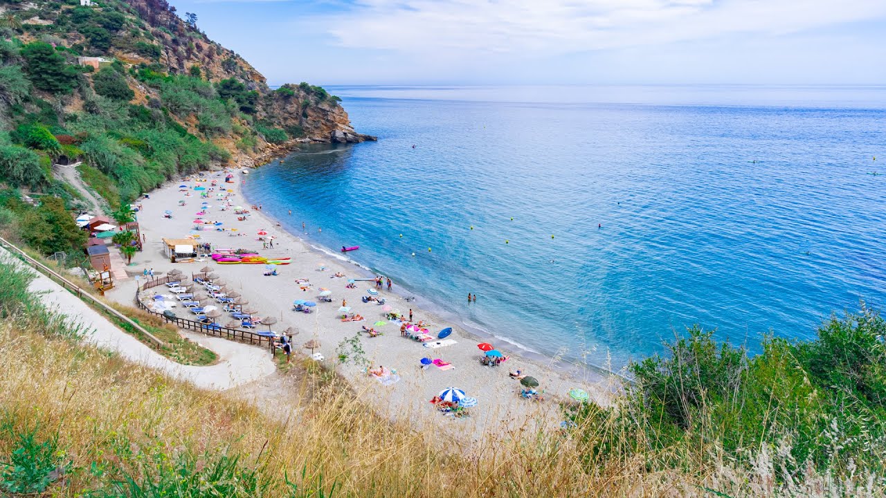 Playa de Maro con acantilados y agua cristalina, cerca de Nerja