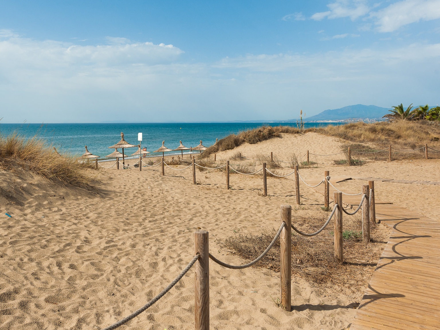 Dunas de Cabopino en Marbella con el Mediterráneo al fondo