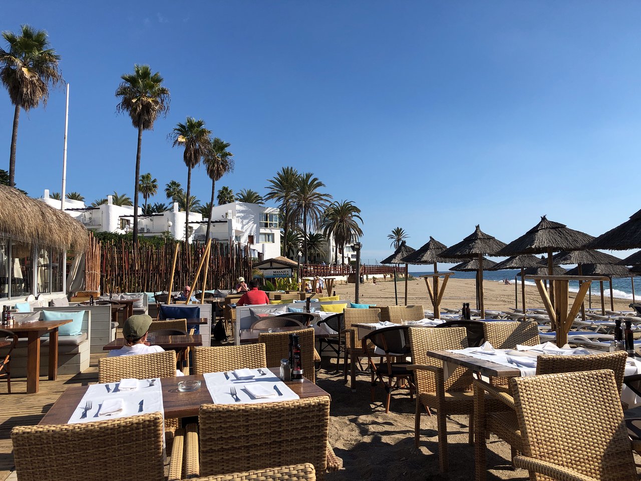 Chiringuito con terraza en la playa de Calahonda, Costa del Sol