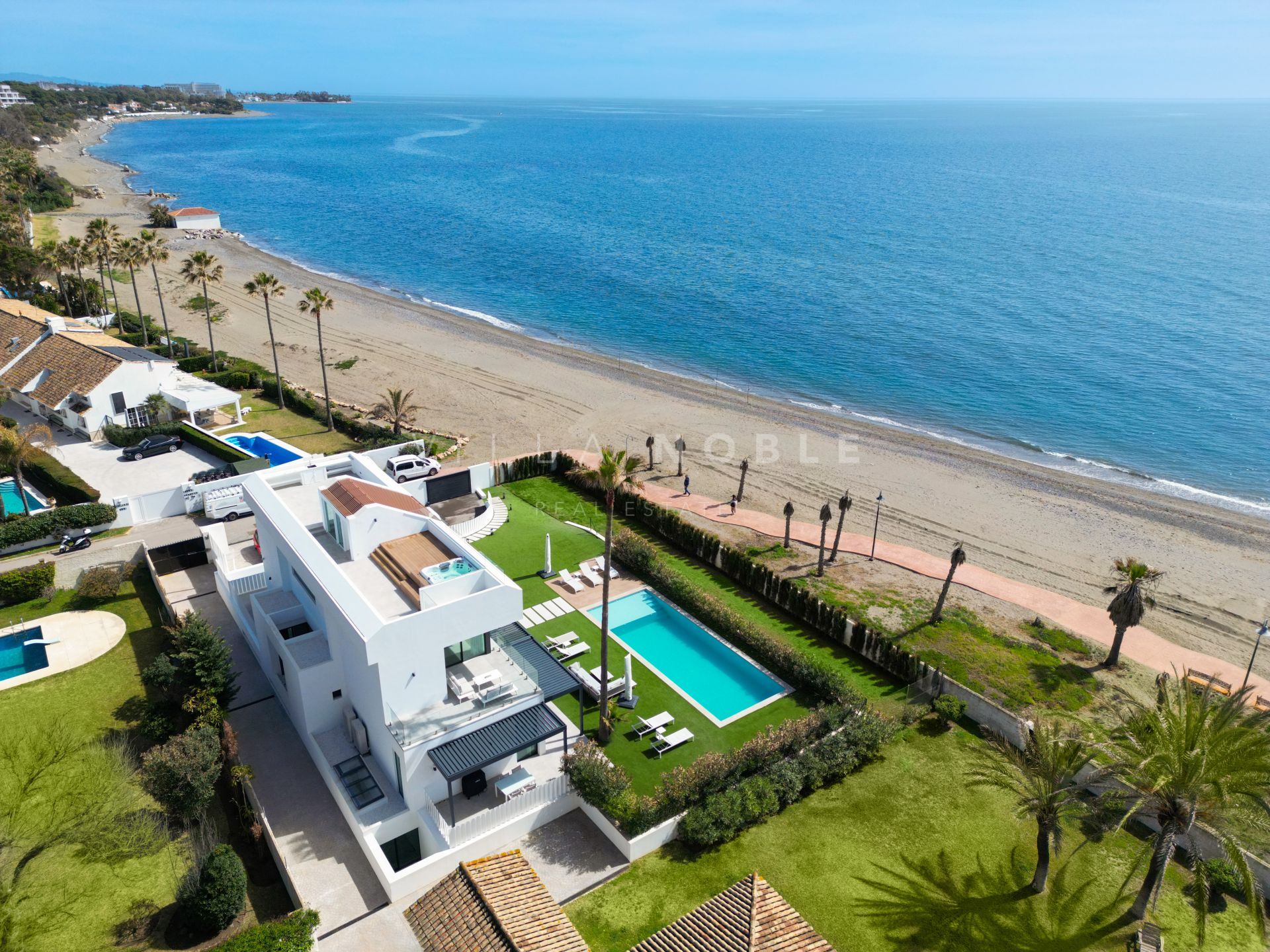 Playa de El Saladillo tranquila en verano, cerca de Estepona